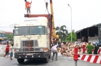 Lật xe container, sữa tươi chảy lênh láng trên đường